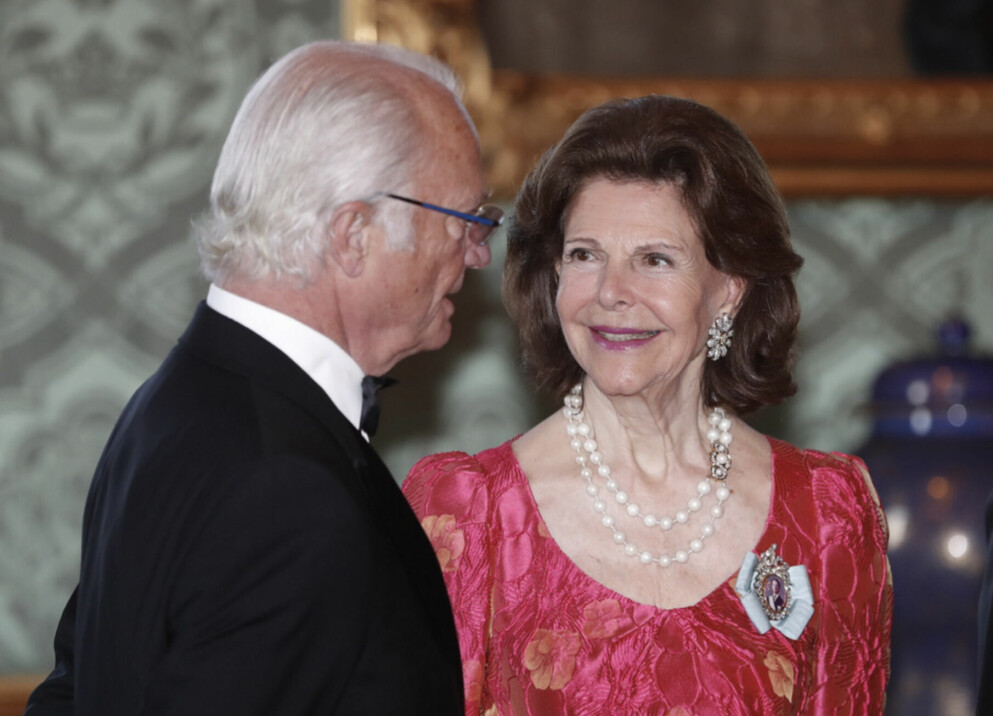 Kungen och drottningen. Kungen och drottningen i rödklänning