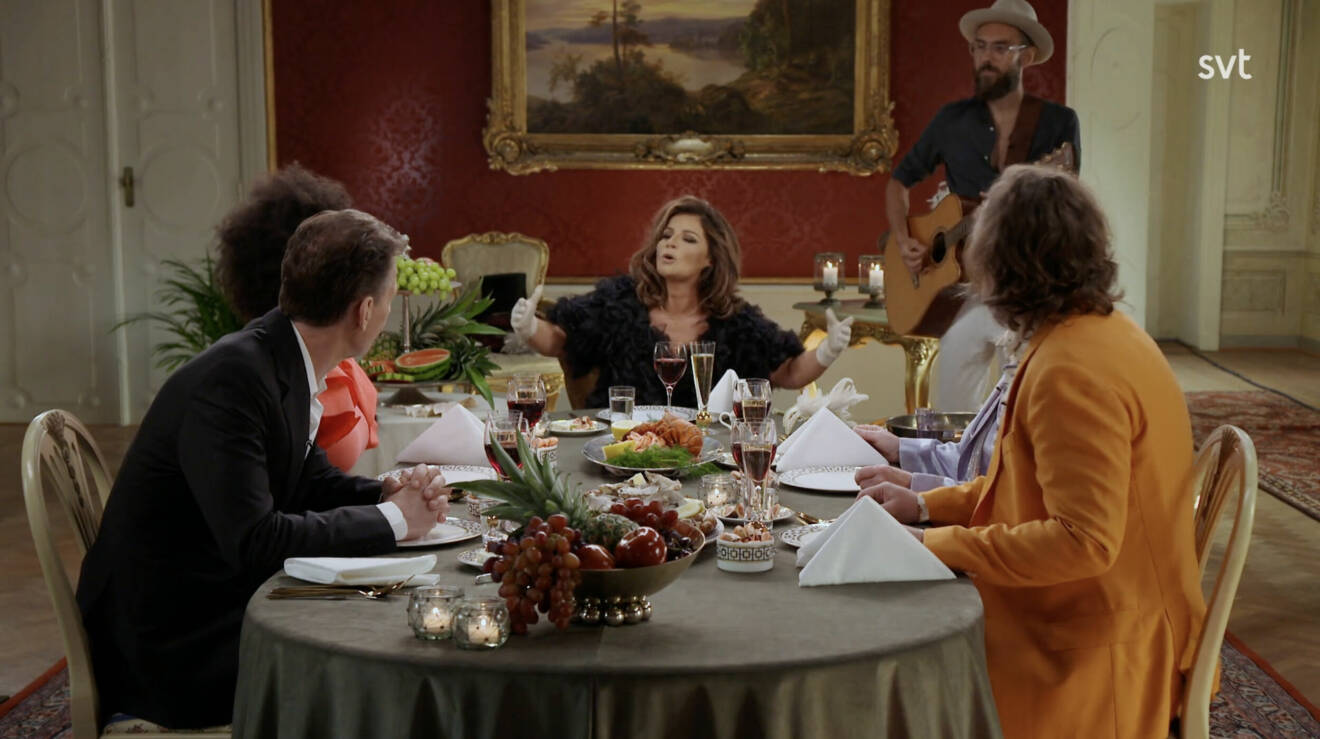 Under middagen, i det andra avsnittet av Stjärnorna på slottet, bjuder Carola på skönsång.