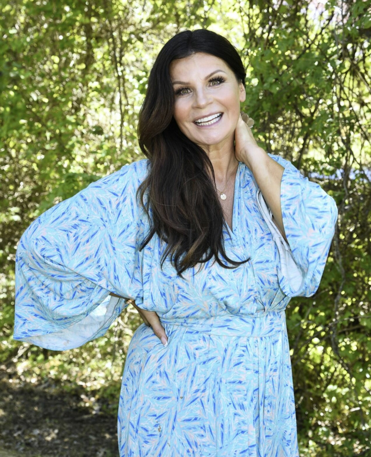 Carola. Carola Häggkvist i blå klänning