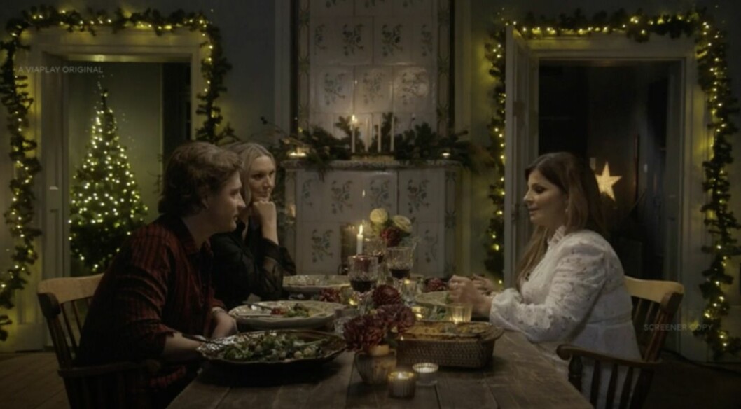 I Carolas advent berättar Andreas Johnson om hustrun Lisa Knapps svåra sjukdom och stödet de fick från Carola. Carola Häggkvist, Andreas Johnson och Sanna Nielsen sitter vid ett bord