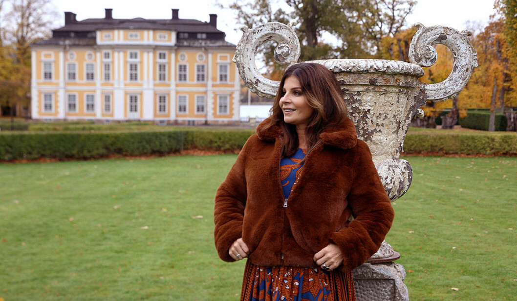 Carola Häggkvist framför Steninge slott.