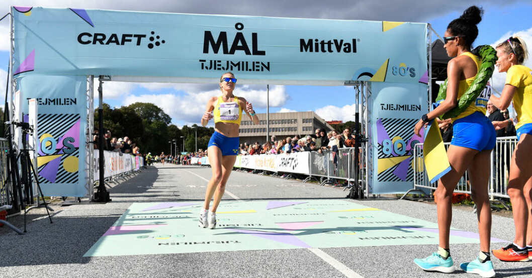 Carolina Wikström gick i mål som trea i Tjejmilen 2021, tillsammans med segrarinnan Meraf Bahta, till höger. Båda sprang loppet som ingick i Finnkampen. Springer Finnkampsloppet i Tjejmilen