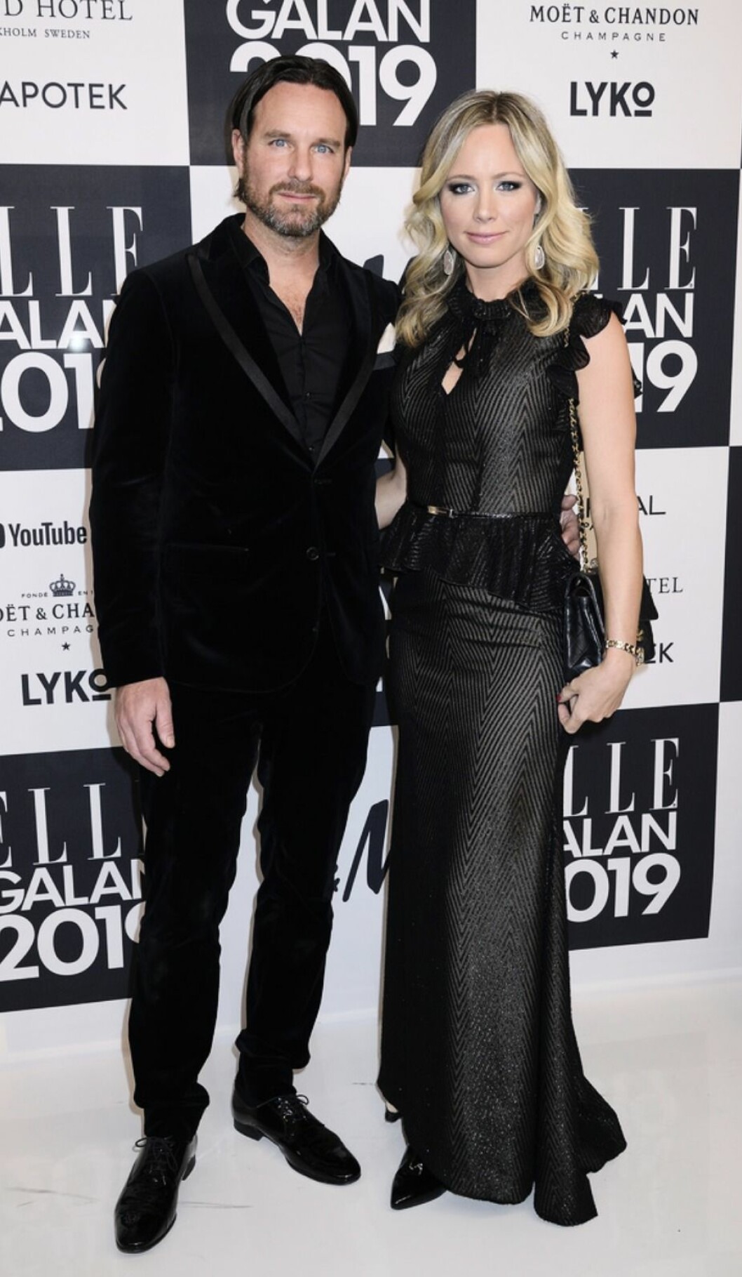 Niclas Engsäll och Carolina Neurath på ELLE-galans röda matta år 2019. FOTO: Karin Törnblom/TT Niclas Engsäll och Carolina Neurath