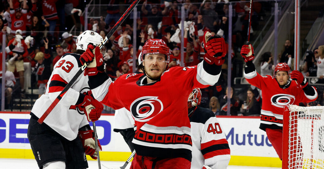 Carolinas Jesper Fast firar efter att ha gjort 3–2-målet som tog hans lag vidare till semifinal i Stanley Cup-slutspelet. Carolina till semi – Jesper Fast avgjorde