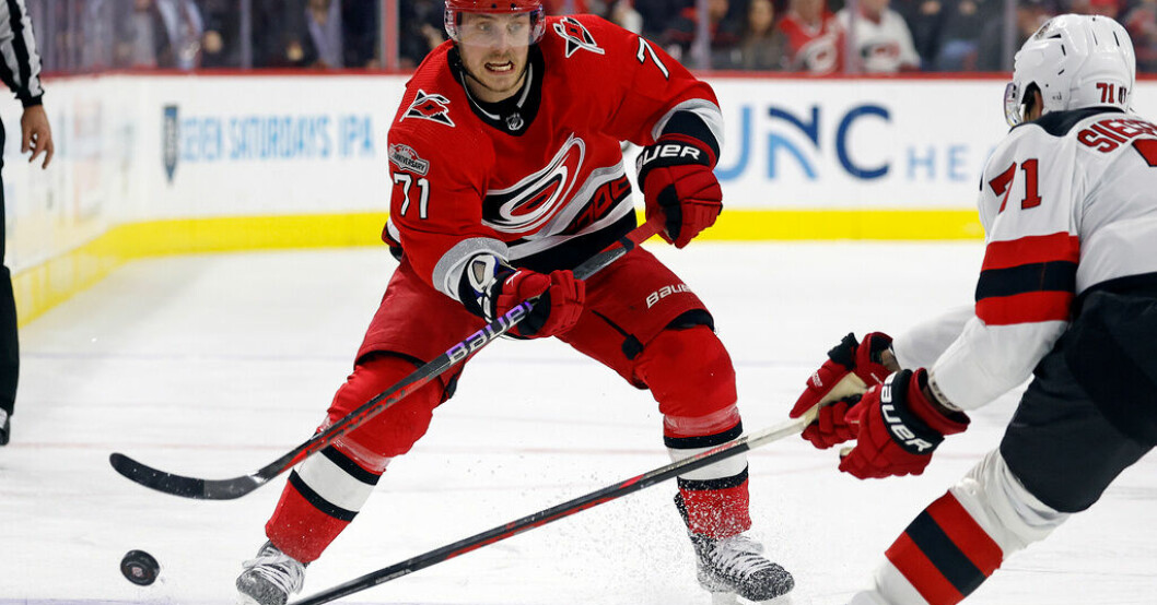 Carolinas svenske forward Jesper Fast noteras i målprotokollet i den första kvartsfinalen mot New Jersey. Carolina krossade New Jersey i Stanley Cup-kvart