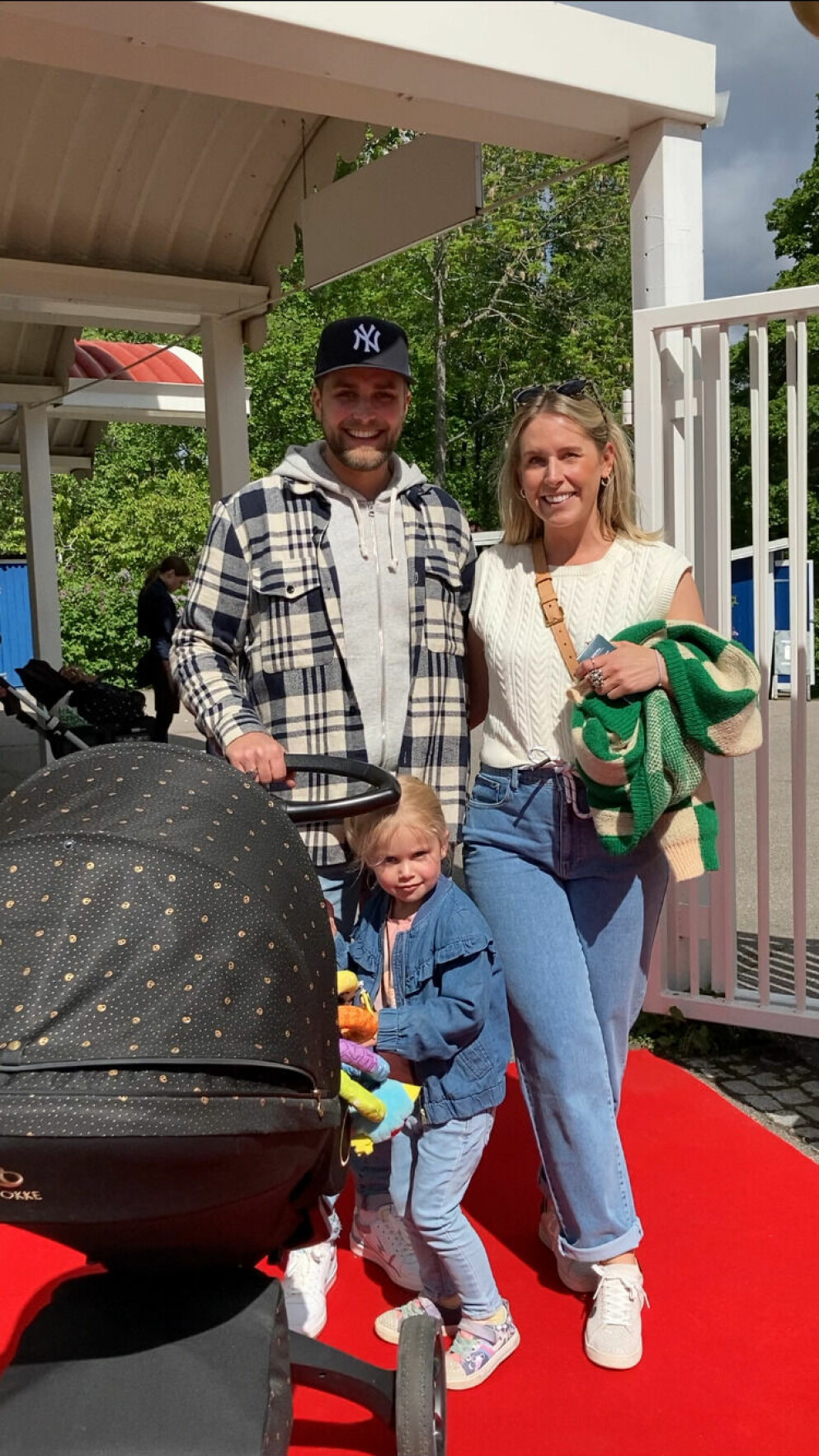 Familjen på plats under premiärdagen av Furuviksparken. Joacim och Caroline