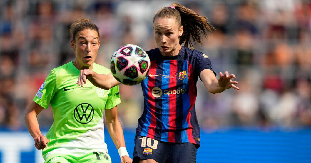 Caroline Graham Hansen, t.h., här mot förra klubben Wolfsburg. Arkivbild. VM-fiaskot: Norska stjärnan fick fel klubbadress