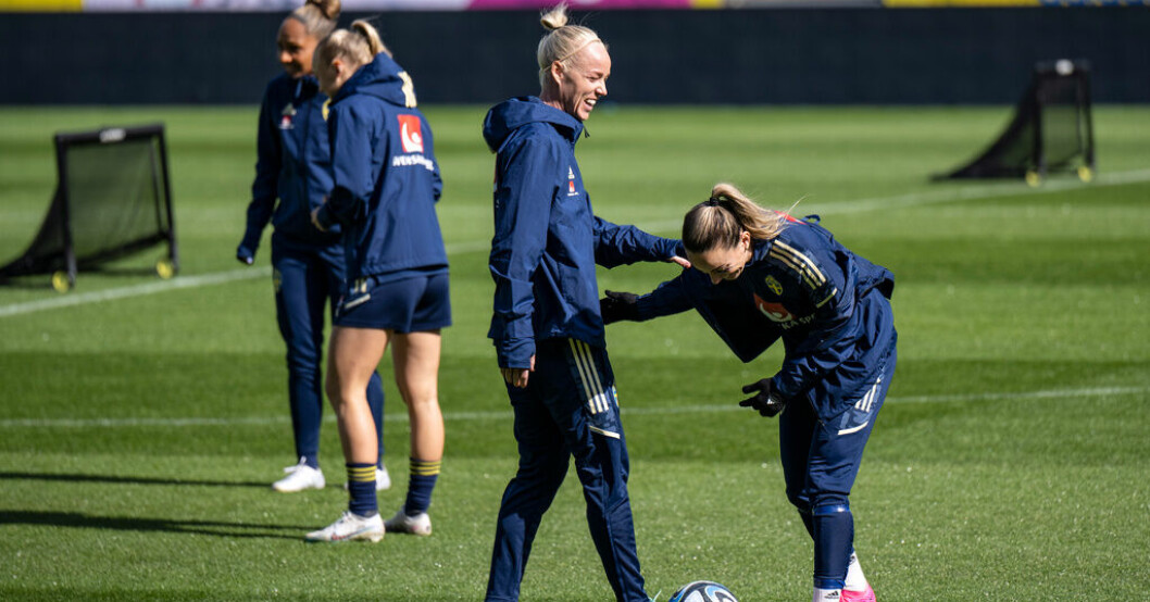 Caroline Seger och Kosovare Asllani, här under en av träningarna i Malmö i veckan, inleder dagens landskamp mot Danmark på bänken. Seger och Asllani utanför startelvan