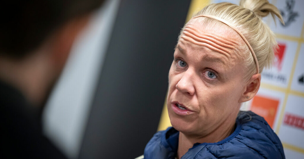 Caroline Seger på torsdagens pressträff på Eleda stadion i Malmö, efter fotbollsdamernas träning inför fredagens landskamp mot Danmark. Förslaget till Fifa: Gör en egen regnbågsbindel