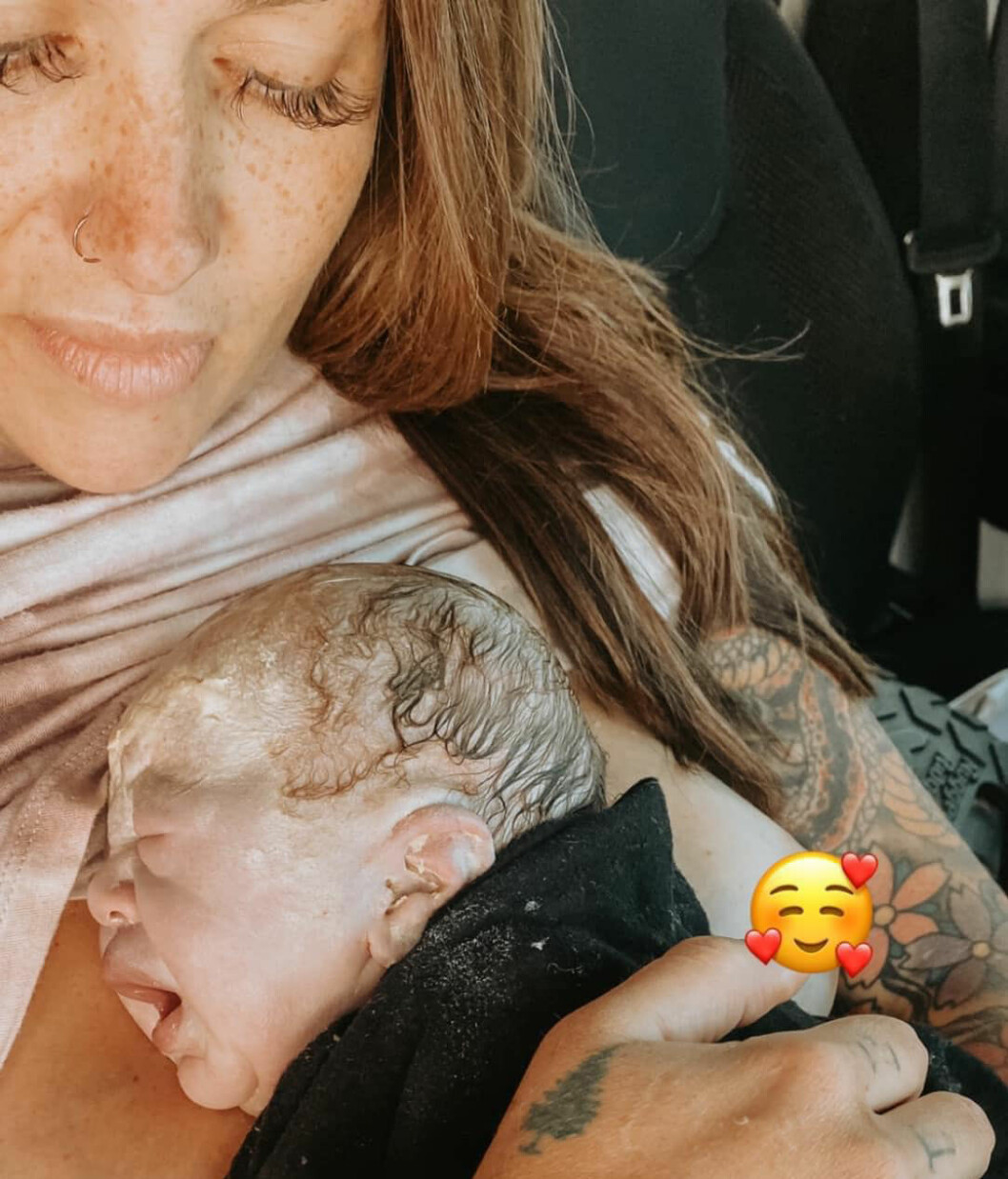 Den nyfödda pojken började andas först när han låg på mamma Gaylas bröst. Den nyfödda pojken började andas först när han låg på mamma Gaylas bröst.
