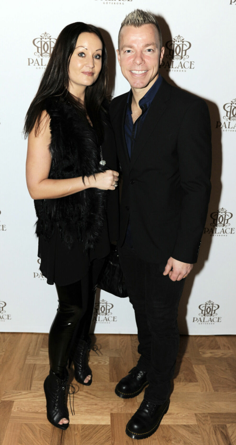 Helena Janebrink och<span class=" italic" data-lab-italic_desktop="italic"> Arvingarna</span>-Casper Janebrink. Helena Janebrink och Casper Janebrink på röda mattan