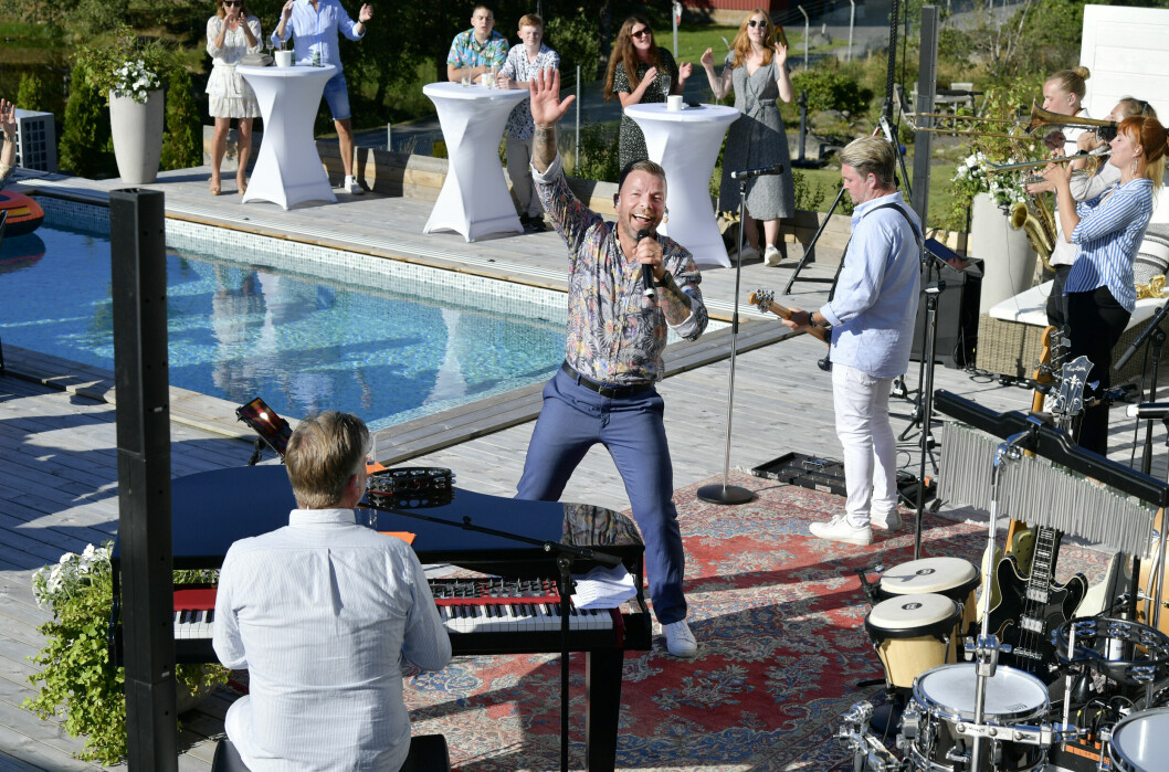 Casper och de övriga dansbandsmedlemmarna bjuder på högklassig sommarkänsla i nya programmet <span class=" italic" data-lab-italic_desktop="italic">Arvingarnas sommar – fest på Lassemans altan</span>. Casper och de övriga dansbandsmedlemmarna bjuder på högklassig sommarkänsla i nya programmet Arvingarnas sommar – fest på Lassemans altan.