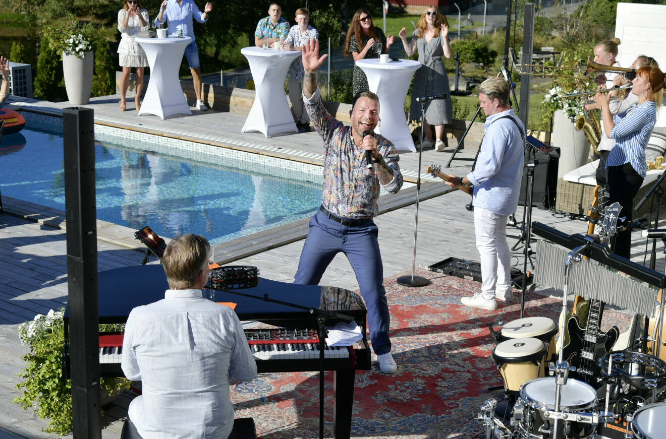 Casper och de övriga dansbandsmedlemmarna bjuder på högklassig sommarkänsla i nya programmet Arvingarnas sommar – fest på Lassemans altan.