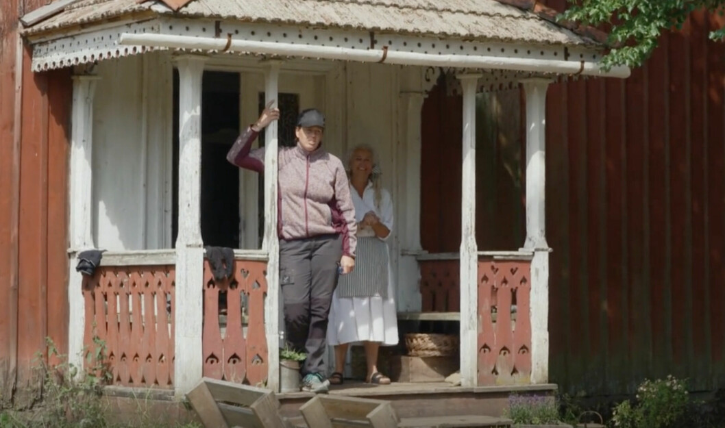 Cecilia står ute på verandan och skriker efter oärliga upptäckten inne på <span class=" italic" data-lab-italic_desktop="italic">Farmen</span>. Cecilia står ute på verandan och skriker efter oärliga upptäckten inne på Farmen.