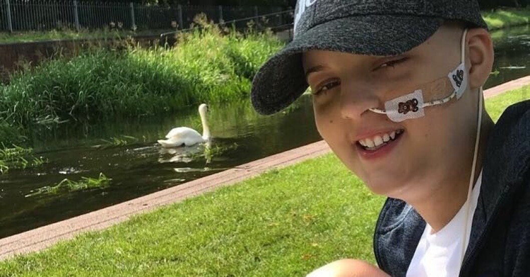 Cerys Davies, 16, drabbades av skelettcancer när hon var 13 år gammal. Då förlorade hon alla vänner och mobbades i skolan av andra elever. Cerys Davies