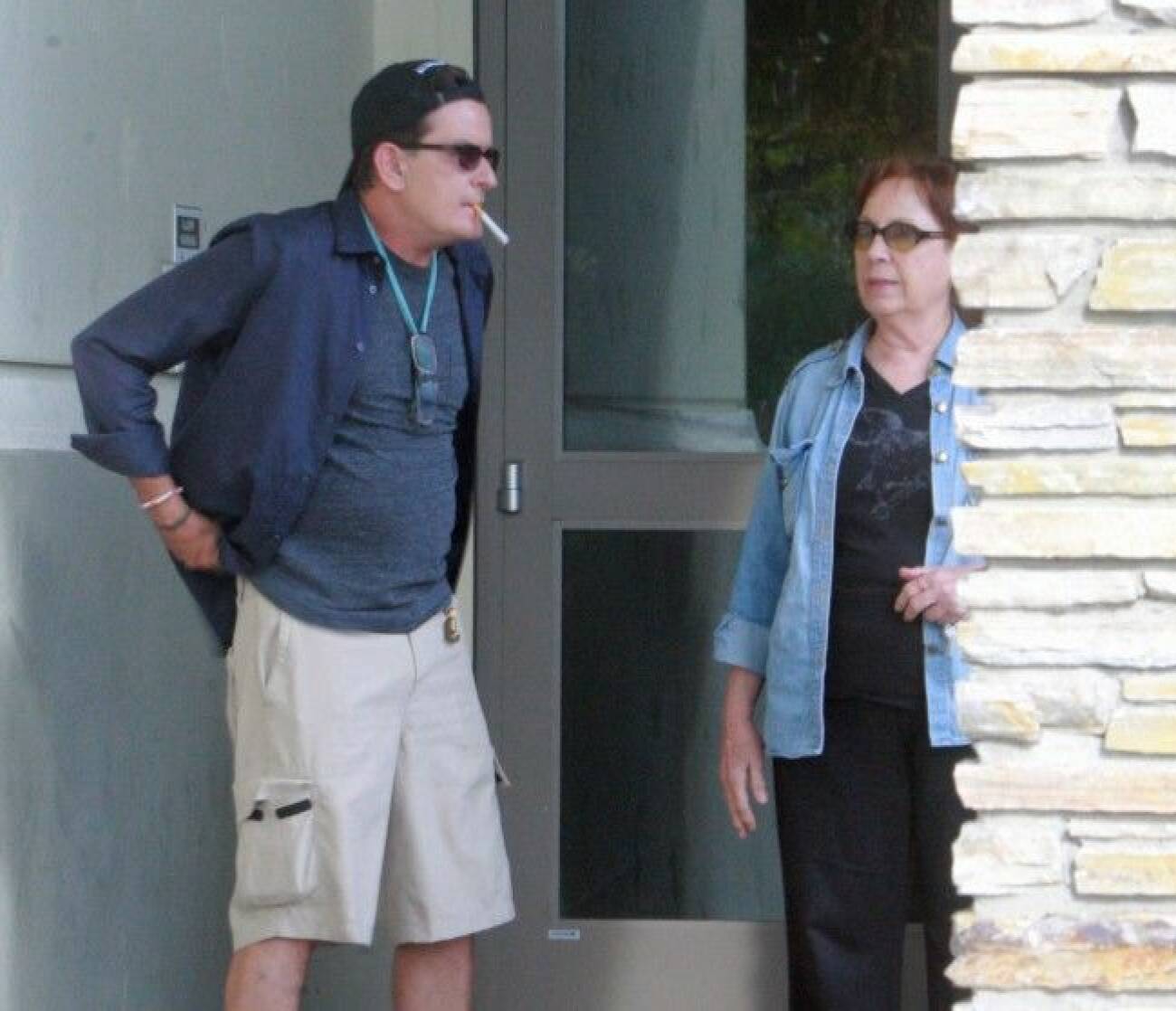 Charlie Sheen med sin mamma Janet i Los Angeles i oktober. Foto: Stella Pictures