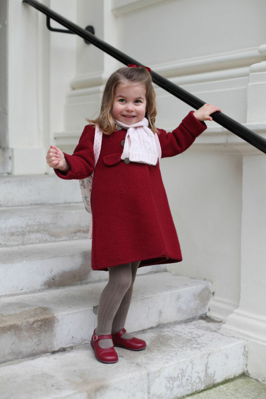 En förväntansfull liten Charlotte utanför Kensington Palace. Första dagen på förskolan. En förväntansfull liten Charlotte utanför Kensington Palace. Första dagen på förskolan.
