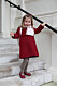 En förväntansfull liten Charlotte utanför Kensington Palace. Första dagen på förskolan.