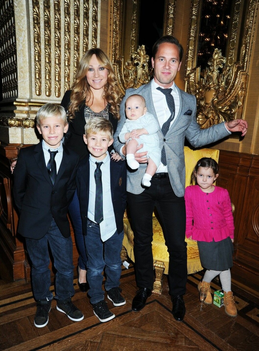 Charlotte Perrelli och Anders Jensen med gemensamma sonen Adrian samt Charlottes söner Angelo och Alessio samt Anders dotter Izabella. Foto: IBL Charlotte och Anders med gemensamma sonen Adrian samt Charlottes söner Angelo och Alessio samt Anders dotter Izabella. Foto: IBL
