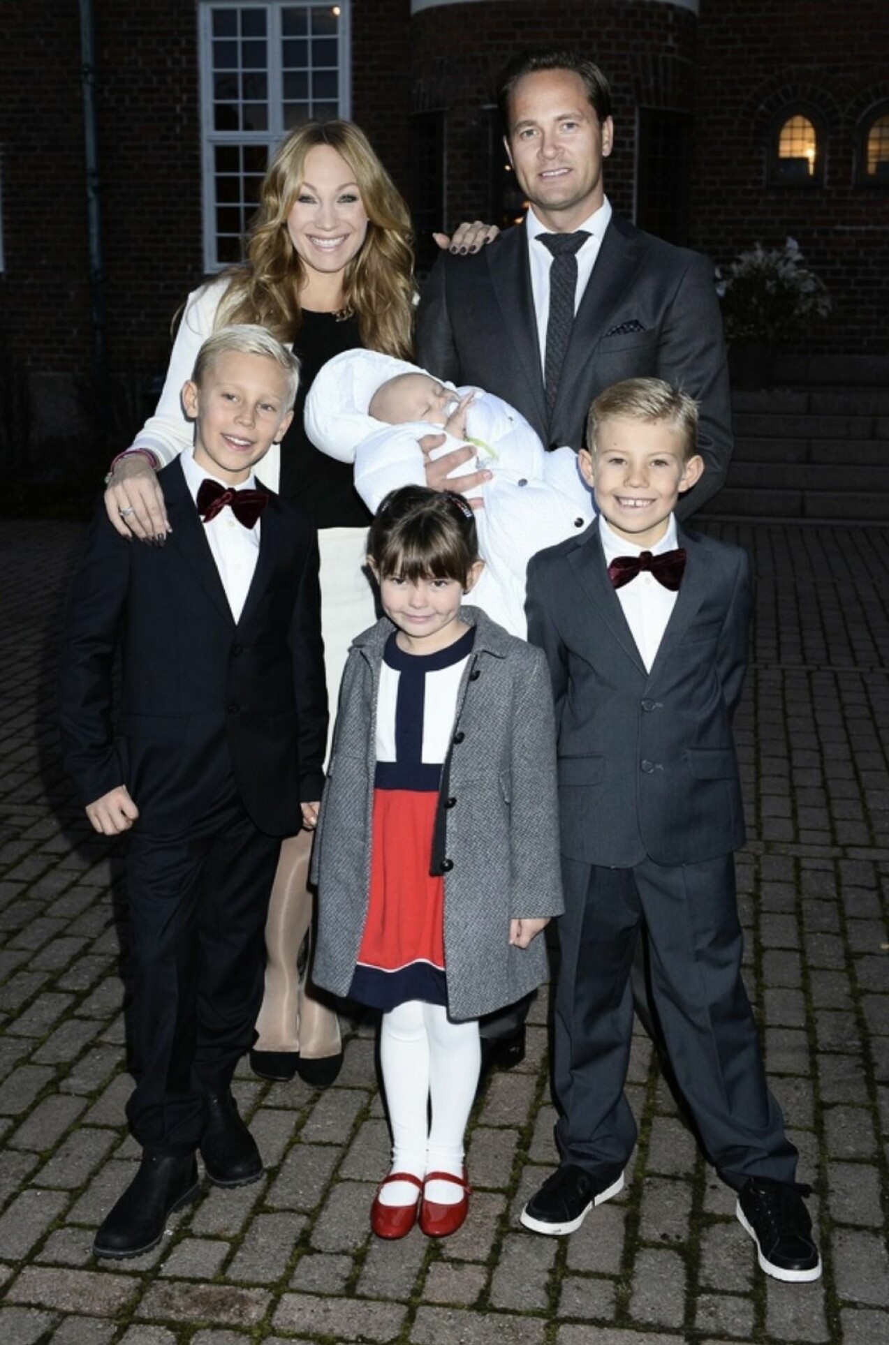 Charlotte Perrelli och Anders Jensen tillsammans med barnen Angelo och Alessio Perrelli samt Anders dotter Izabella på Adrian Romeo Perrelli-Jensens dop. Charlotte Perrelli barnen och Anders Jensen