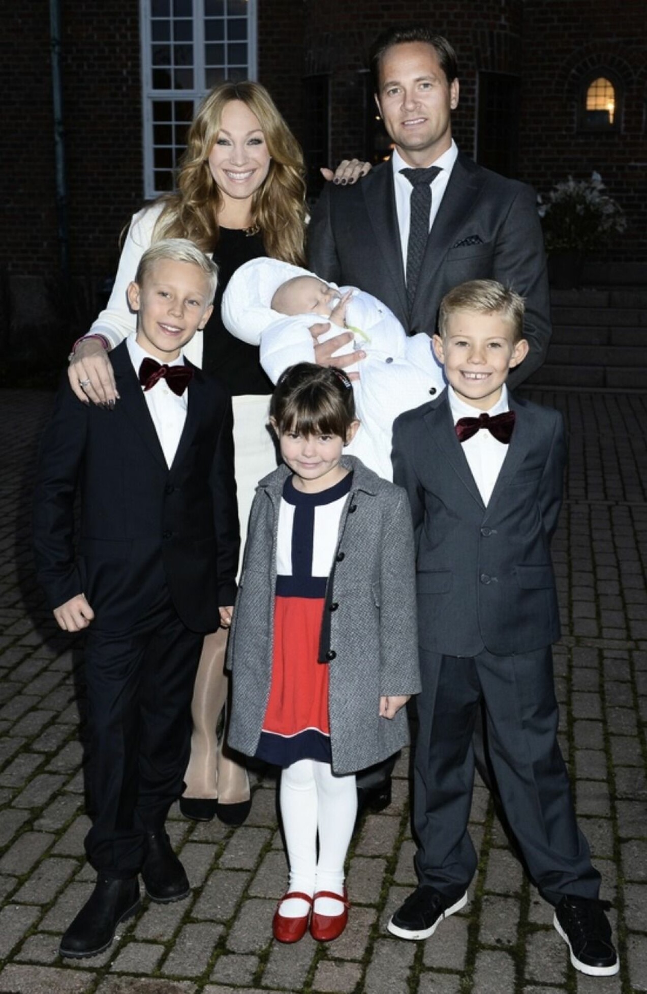 Adrian Romeo Perrelli-Jensens dop. Charlotte Perrelli tillsammans med maken Anders, sönerna Angelo och Alessio, samt Anders dotter Izabella. Charlotte Perrelli tillsammans med maken Anders Jensen, sönerna Angelo Perrelli och Alessio Perrelli och Anders dotter Izabella på Adrian Romeo Perrelli-Jensens dop.