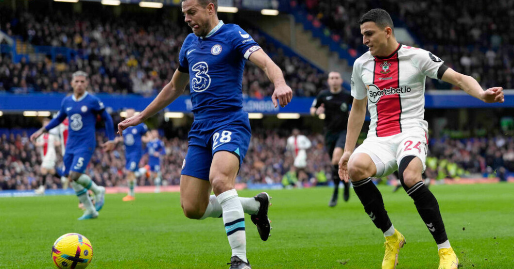 Chelseas Cesar Azpilicueta, till vänster, har fått lämna sjukhuset efter att i helgens match mot Southampton blivit sparkad i huvudet. Arkivbild. Chelseakaptenen har lämnat sjukhuset