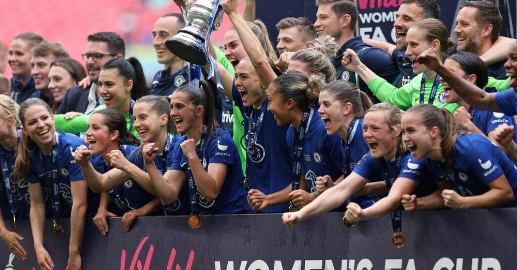 Chelseas Magdalena Eriksson lyfter FA-cuppokalen. Svensklaget mästare – "Ska dricka soda med lime"