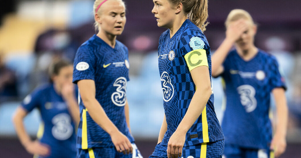Chelsesaspelarna – Magdalena Eriksson till höger och Pernille Harder till vänster – får inte slappna av om laget ska försvara sin ligatitel. Arkivbild. United pressar Chelsea – jagar historisk titel