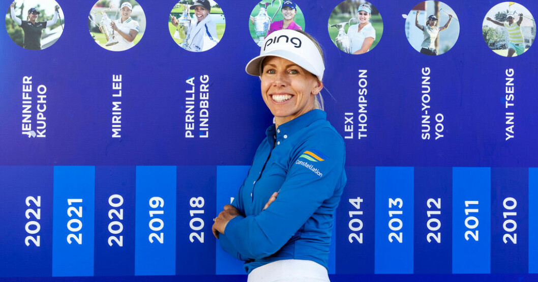 Chevron Championship drar snart i gång. Svenska Pernilla Lindberg står framför den stora tavlan med tidigare vinnare i tävlingen som hon vann 2018. Lindberg om dramat: Hittades på badrumsgolvet