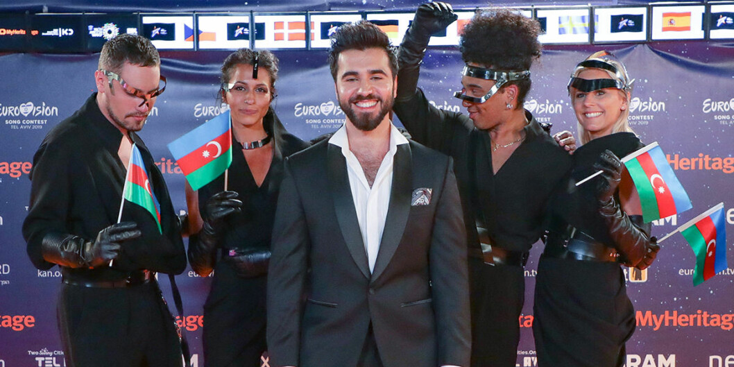 Chingiz. Chingiz från Azerbajdzjan, flankerad av sina bandmedlemmar