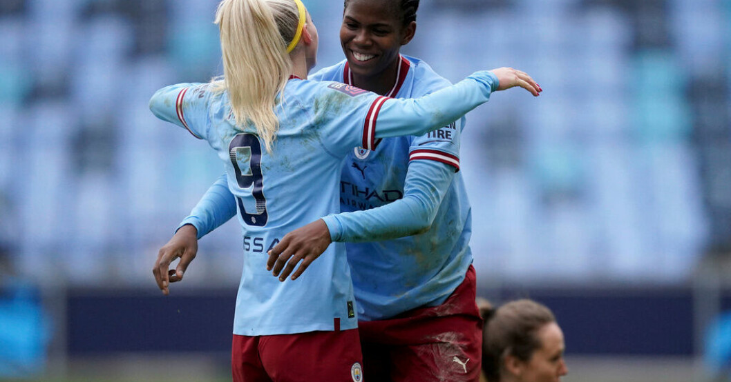 Chloe Kelly, till vänster, och Khadija Shaw, till höger, hade båda stor del i lördagens viktiga seger hemma mot Arsenal i Super League. Arkivbild. Citys snabba revansch – klättrar förbi Arsenal