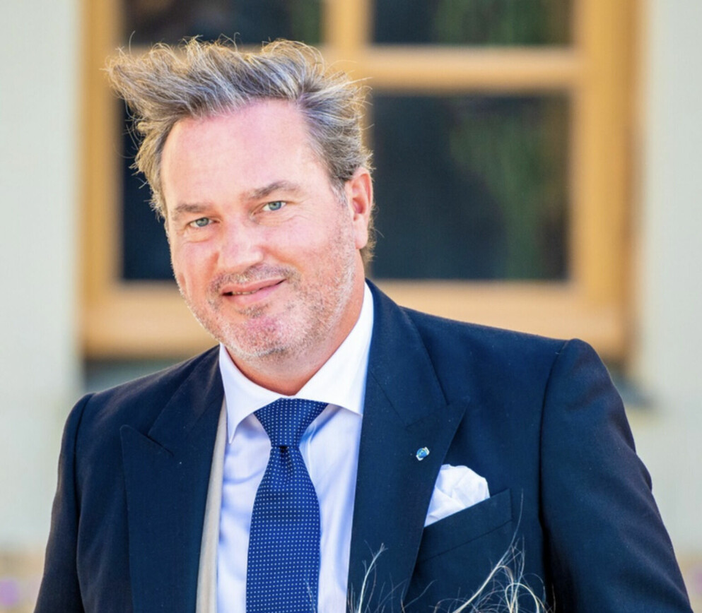 Chris O'Neill bjussar på ett vackert leende. Chris O'Neill ler in i kameran