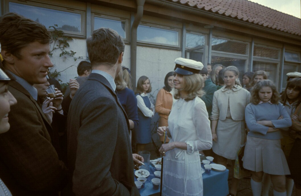 Christina "Titti" Wachtmeister tog studenten år 1968. På firandet i Sigtuna uppvaktas hon av kronprins Carl Gustaf. Christina "Titti" Wachtmeister tog studenten år 1968. På firandet i Sigtuna uppvaktas hon av kronprins Carl Gustaf.