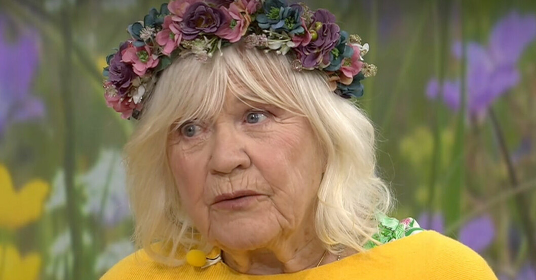 <em>Christina Schollin med sin vackra blomsterkrans. Foto: SVT</em> Christina Schollin