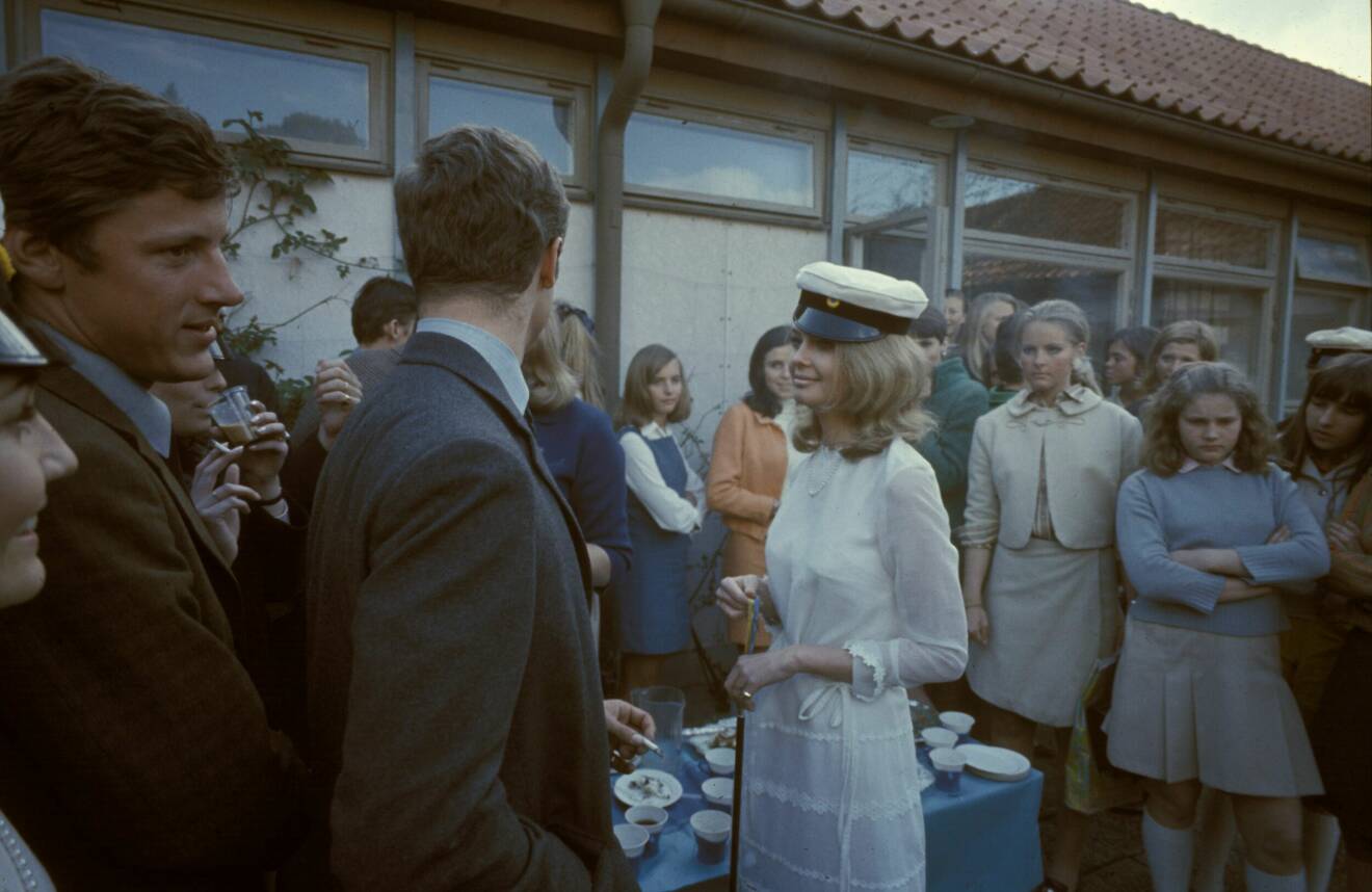Christina "Titti" Wachtmeister tog studenten år 1968. På firandet i Sigtuna uppvaktas hon av kronprins Carl Gustaf.