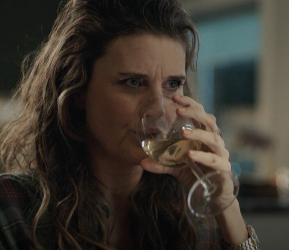 Christine Meltzer. Christine Meltzer dricker vin i serien Udda veckor