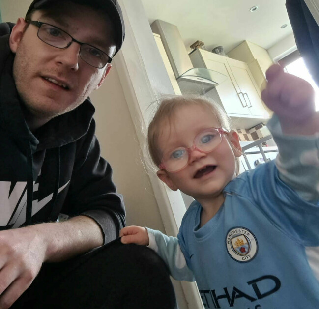 Pappa Kris hittade dottern Hailey död i sängen i hemmet i Manchester.