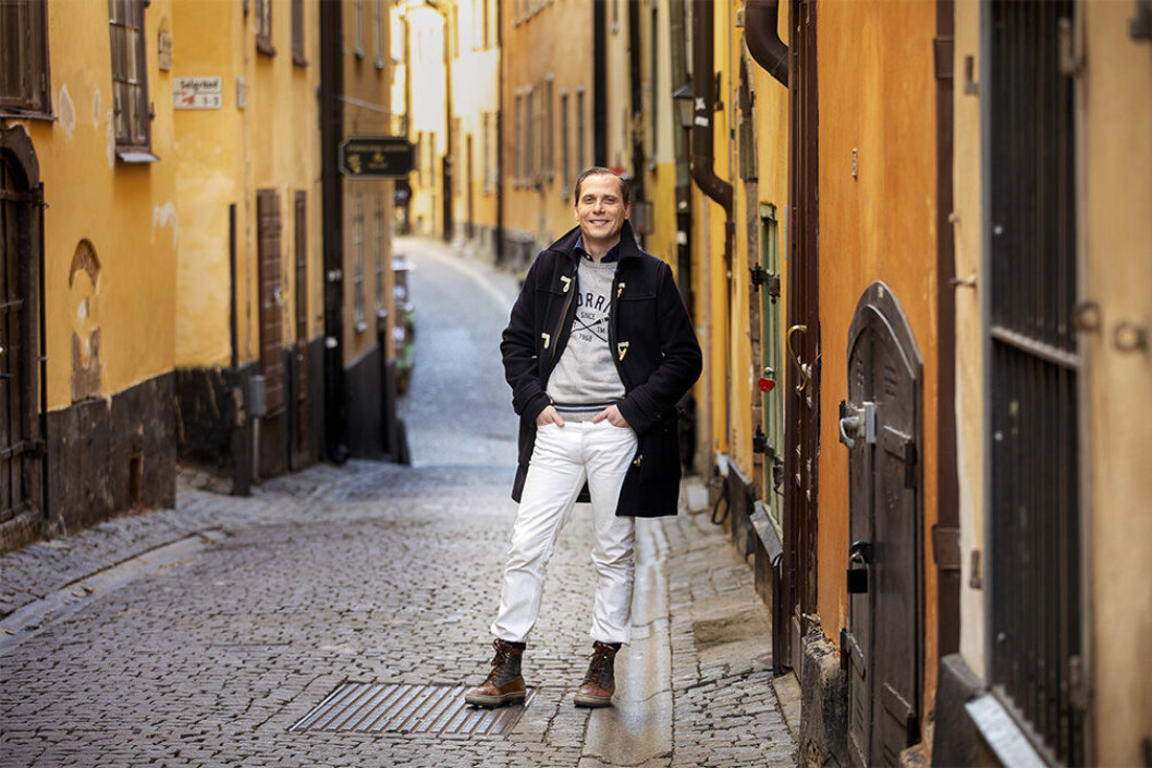 Christpoher O’Regan i sitt rätta element, Gamla stan i Stockholm. Här håller han stadsvandringar och här har han också sitt kontor. Christpoher O'Regan i Gamla stan i Stockholm