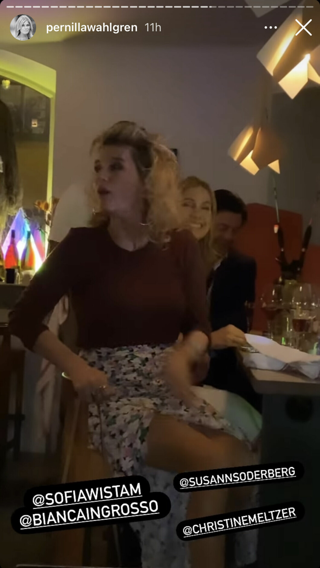 Chrsitine Meltzer sitter vid bordet bredvid. Hon bär en festlig kjol i snyggt blommigt mönster. Chrsitine Meltzer sitter vid bordet bredvid. Hon bär en festlig kjol i snyggt blommigt mönster.