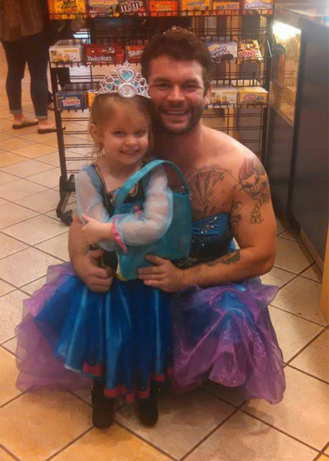 Via: <a href="http://www.reddit.com/r/pics/comments/2zyliu/the_niece_was_embarrassed_to_wear_her_princess/" target="_blank">Reddit</a> Via: Reddit