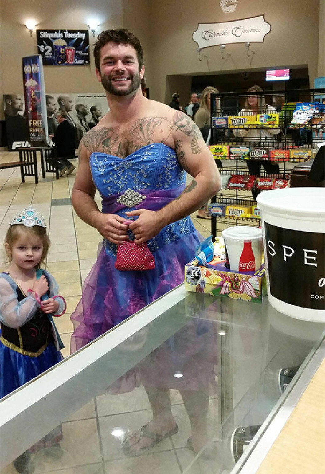 Via: <a href="http://www.reddit.com/r/pics/comments/2zyliu/the_niece_was_embarrassed_to_wear_her_princess/" target="_blank">Reddit</a> Via: Reddit