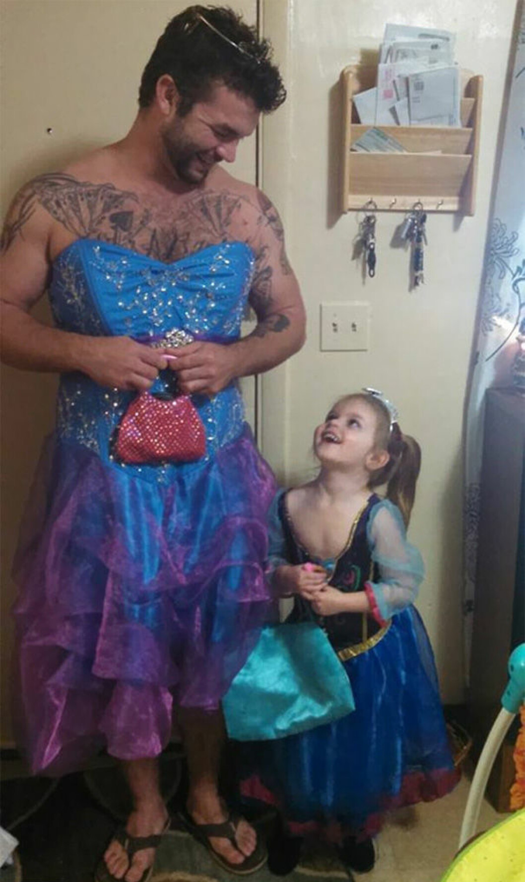 Via: <a href="http://www.reddit.com/r/pics/comments/2zyliu/the_niece_was_embarrassed_to_wear_her_princess/" target="_blank">Reddit</a> Via: Reddit