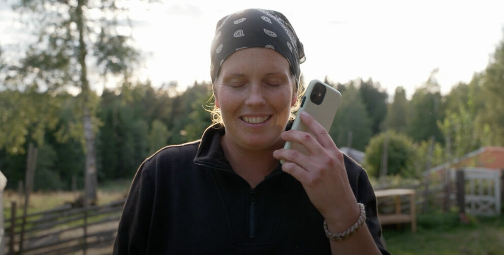 Cecilia Ahlborg i vinnarsamtalet med sambon Christian. Cecilia Ahlborg pratar med sambon Christian