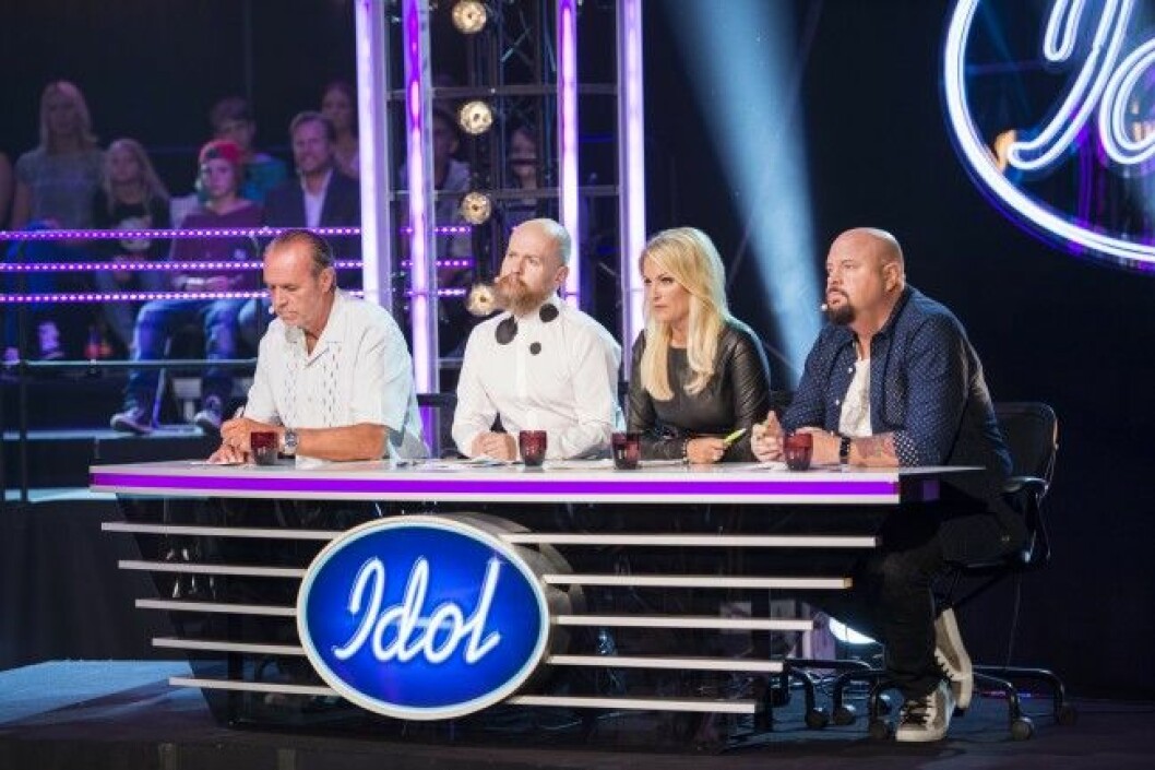 Clabbe i “Idol”-juryn med Alexander Bard, Laila Bagge och Anders Bagge. Clabbe i "Idol"-juryn med Alexander Bard, Laila Bagge och Anders Bagge.
