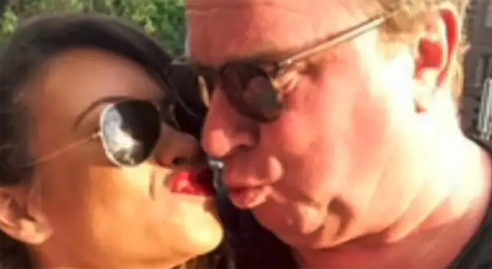 Claes och flickvännen Janiana har ett distansförhållande i ordets rätta bemärkelse.