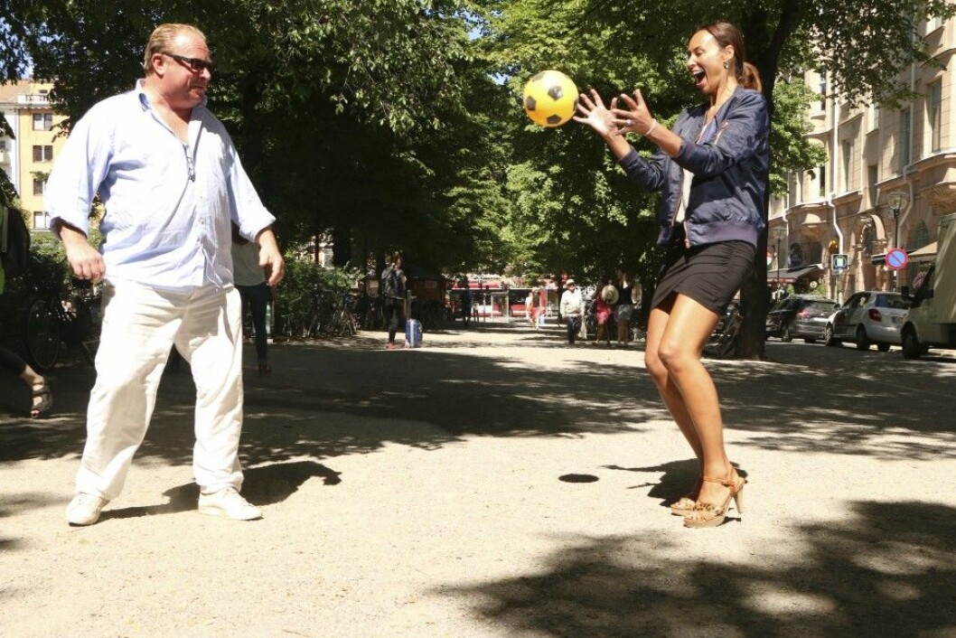 Lotta Gray möter Claes Malmberg – och spelar fotboll i centrala Stockholm. Foto: Micael Engström Lotta Gray möter Claes Malmberg – och spelar fotboll i centrala Stockholm. Foto: Micael Engström