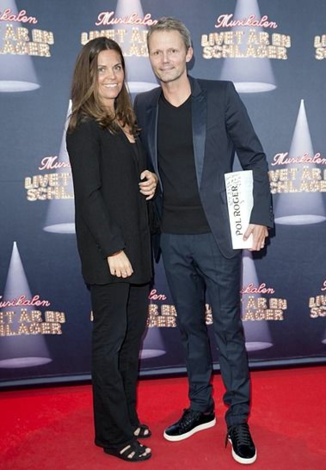 Felix Herngren tillsammans med frun Clara på premiären av musikalen “Livet är en schlager”. Foto: Malin Bondeson Clara Herngren