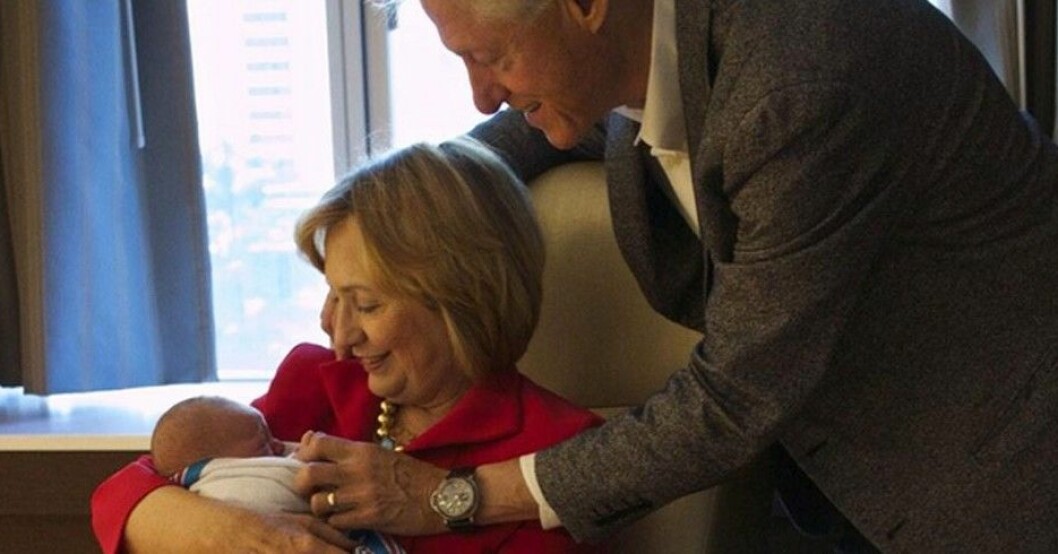 Hillary Clinton har blivit mormor – Chelsea födde en dotter