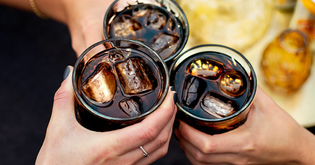 Coca cola zero kan orsaka hjärtsjukdomar. Glas med läsk.