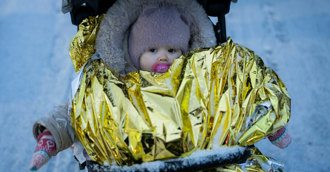 Rysslands invasion av Ukraina har fått miljontals att fly landet. Här är en bebis invirad i en nödfilt i skydd mot kylan. Rysslands invasion av Ukraina